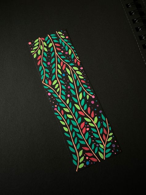 Posca Pen Bookmark, Posca Black Paper, Posca Pens Art Ideas Easy, Gel Pen Drawings, Scratch Paper Art, Mandala Abstract, Marker Illustration, Cute Easy Paintings, Paper Jewellery