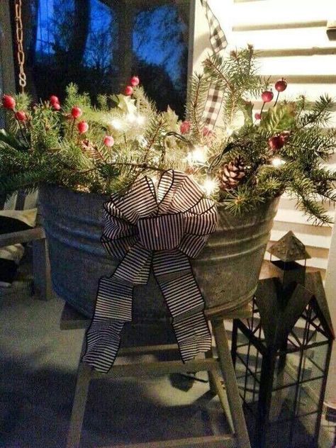 Love this old tub Winter Porch Decorations, Prim Christmas, Country Christmas Decorations, Christmas Porch Decor, Christmas Porch, Christmas Decorations Rustic, Farmhouse Christmas Decor, Country Christmas, Christmas Deco