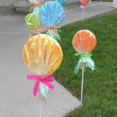 How To Make Giant Lollipops - my daughter and I made some of these for our front yard for her 9th birthday, themed "Sugar Rush" (from Wreck-It-Ralph). Since her birthday was one month before Christmas, we left them up! Lollipop Decorations, Giant Lollipops, Willy Wonka Party, Candy Lollipops, Candy Land Birthday Party, Candyland Birthday, Candyland Party, Candy Theme, Candy Land Theme