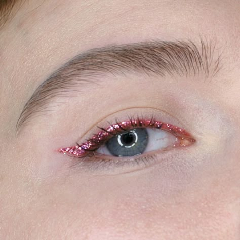 Color de cejas Pink Glitter Eyeliner, Sparkly Eyeliner, Sparkle Eyeliner, Glitter Eyeliner Looks, Eyeliner Glitter, Pink Eyeliner, Eyeshadow For Green Eyes, Glitter Liner, Glitter Eyeliner