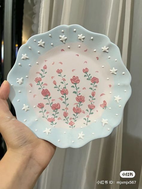 Aesthetic Plate Designs, Cute Plate Designs, Pottery Painting Plate Ideas, Color Me Mine Ideas Inspiration, Pottery Painting Ideas Aesthetic, Color Me Mine Ideas, Ceramic Cafe, Diy Pottery Painting, Color Me Mine