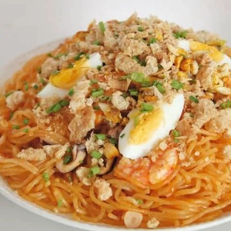 How To Cook The Best Pancit Palabok | Eat Like Pinoy Pancit Palabok Recipe, Palabok Recipe, Pancit Palabok, Pancit Recipe, Philippines Recipes, Philippines Food, Noodle Dish, Rice Noodle, Filipino Desserts