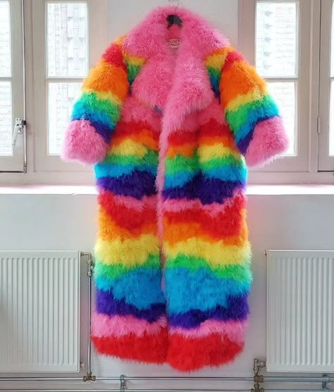 Rainbow Coat, Outfits To Draw, Maximalist Fashion, Winter Songs, Hippie Crochet, Cool Outfit Ideas, Rainbow Mountain, Fun Outfits, Rave Fashion