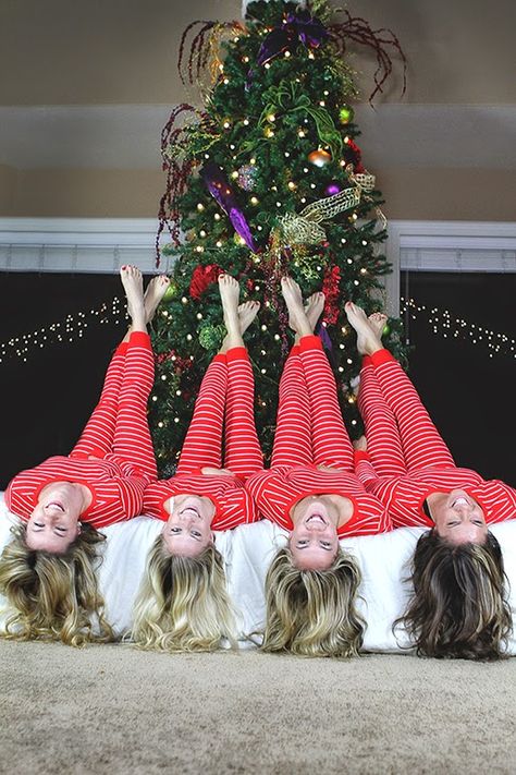 Christmas Pajama Pictures, Sibling Christmas Pictures, Christmas Pictures Friends, Fun Christmas Photos, Christmas Fashion Photography, Outdoor Christmas Decoration Ideas, Cute Christmas Pajamas, Outdoor Decoration Ideas, Christmas Pajama Party