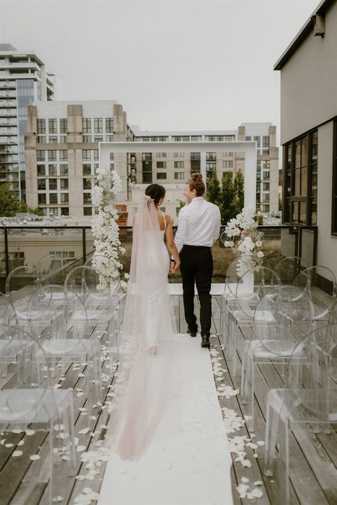 Rooftop Wedding Reception Decor, Urban Wedding Ceremony, Rooftop City Wedding, Small Rooftop Wedding, Rooftop Wedding Aesthetic, Urban Wedding Decor, Wedding Urban Chic, Rooftop Wedding Decor, City Wedding Aesthetic