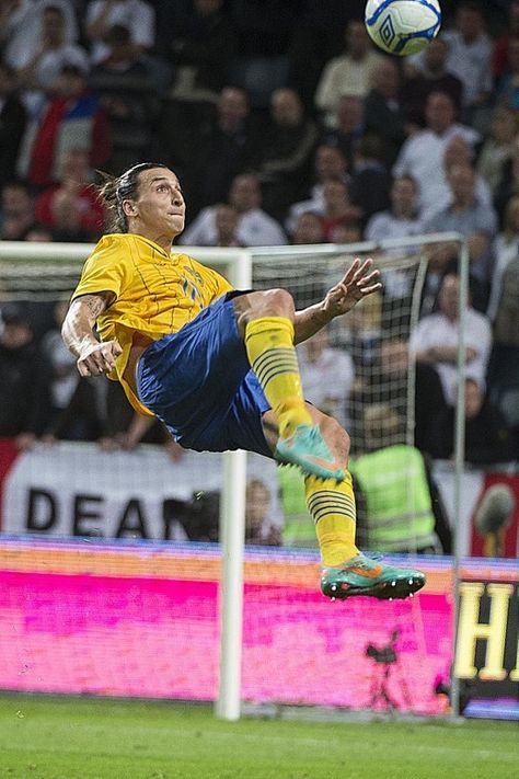 Zlatan Ibrahimovic Wonder Goal!! Sweden vs. England. Final Score 4 - 2 Sweden.  Zlatan Ibrahimovic scores 4 goals IN ONE GAME! AMAZING CHILENA from outside the box! Bicycle Kick, Zlatan Ibrahimovic, Best Football Players, Soccer Life, Zlatan Ibrahimović, Zinedine Zidane, Soccer World, World Football, Football Pictures