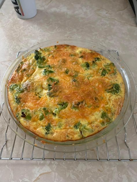 Crustless Broccoli Quiche, Crustless Quiche Recipe, Broccoli Cheddar Quiche, Broccoli Quiche, Quiche Recipes Easy, Cheese Crust, Cheese Quiche, Quiche Recipe, Crustless Quiche