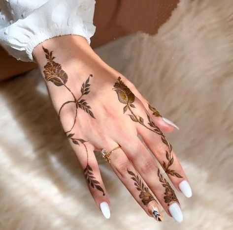 These People Might Have Gone A Little Too Far With Their Plastic Surgery Journeys A Auroradrt Mini Mehndi Designs, Simple Henna Designs Hand Back, Mini Mehndi, Henna Simple Designs, Elegant Henna Designs, Fingers Mehndi Design, Wrist Henna, Inai Pengantin, Cute Henna Tattoos