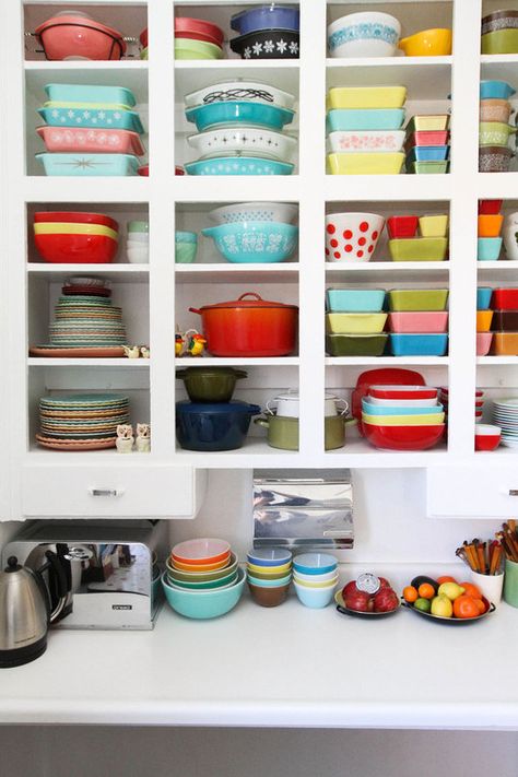 Kirsten Copeland's kitchen on Apartment Therapy. Super collection of vintage cookware. cheers, dana Shelves In The Kitchen, Kitchen Spotlights, Kitchen Cabinet Organization Ideas, Bluebird House, Rental Kitchen, Pyrex Collection, Organized Kitchen, Colorful Dishes, Best Kitchen Cabinets