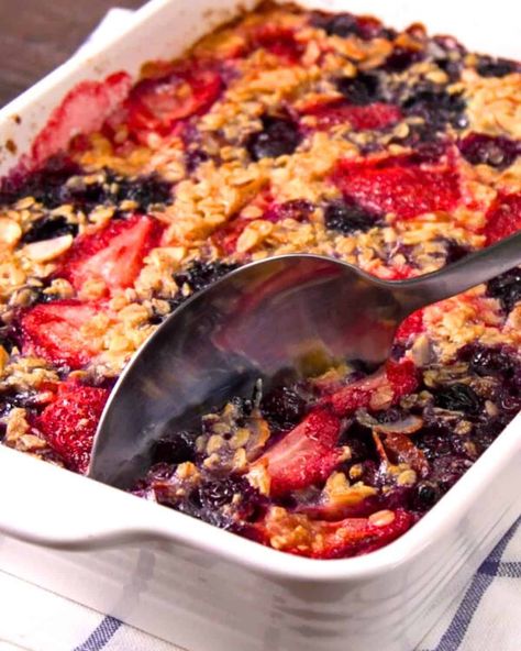 Baked Oatmeal (with Video) Oatmeal Breakfast Casserole, No Meat Lunch, Strawberry Baked Oatmeal, Best Breakfast Casseroles, Oatmeal Breakfast Recipes, Group Breakfast, Sweet Breakfast Casserole, Oatmeal Casserole, Easy Breakfast Bake