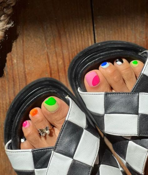 Feet Nail Art, Neon Toe Nails, Toe Art Designs, Toenail Designs Summer, Hang Nguyen, Color Block Nails, Summer Pedicure, Pedicure Colors, Band Nails