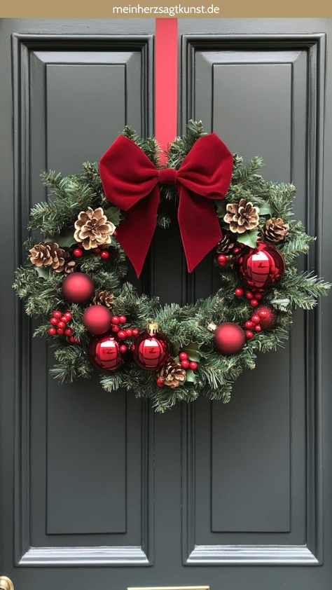 Advent Whreat, Decorating A Wreath For Christmas, Couronne Noel Diy, Diy Christmas Wreaths For Front Door, Xmas Wreaths For Front Door, Out Christmas Decorations, Christmas Wearth, Christmas Decorations Outside, Door Wreaths Christmas