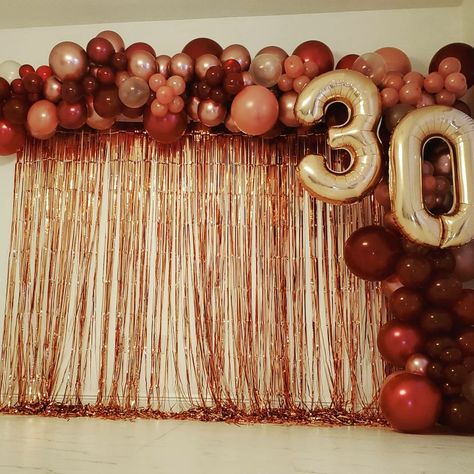 Gold, rosegold, burgundy Burgundy 30th Birthday Party, Burgundy 60th Birthday Decorations, Red Gold Birthday Theme, Burgundy And Gold Backdrop, Maroon Birthday Theme, Red Balloon Decorations Birthday, Maroon Birthday Decorations, Red And Gold Birthday Party Decoration, Burgundy Birthday Party Ideas