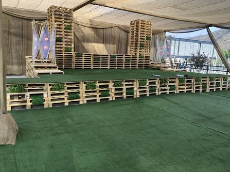 Pallet Stage Pallet Stage Design, Wooden Stage Design, Diy Stage Platform, Pallet Stage, Beer Garden Design, Garden Stage, Outdoor Amphitheater, Bohemian Color Palette, Dj Stage