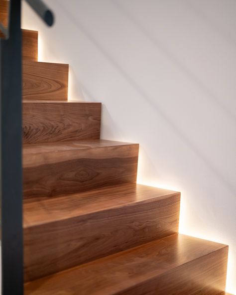 🪵 Clean lines and natural beauty. Solid walnut wood stairs enlightened by soft lighting, paired with oak engineered hardwood floors for a modern, warm look. • 💡New project inquiries email us on Inquires@rodo-development.com • • • #homedesign #customstaircase #walnutwood #oakflooring #modern #modernliving #homedecor #homeremodel #remodel #renovation #builder #contractor #losangelesconstruction Oak Engineered Hardwood Floors, Oak Engineered Hardwood, Decoration Styles, Wood Stairs, Engineered Hardwood Flooring, Oak Floors, New Project, Engineered Hardwood, Solid Walnut