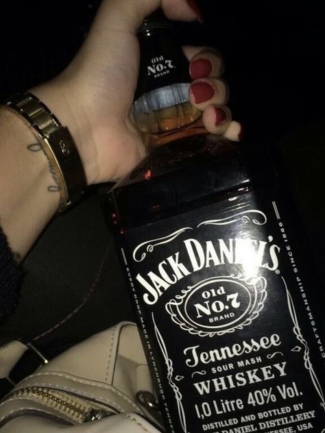 Rauch Fotografie, Alcohol Party, Fresh Drinks, Alcohol Aesthetic, Friend Poses Photography, Pretty Drinks, Aesthetic Tumblr, Pop Art Wallpaper, Jack Daniels Whiskey