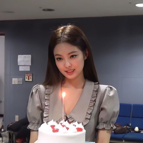 Jennie Cake Birthday, Jennie Kim Birthday Cake, Sbh Name Ideas, When Is Your Birthday, Birthday Cake Video, Pink Happy Birthday, Birthday Icon, Gummy Smile, Birthday Ideas For Her