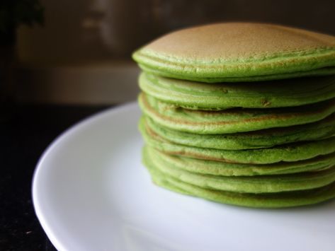 Soft & Fluffy Pandan Pancakes || eggs, plain flour, baking powder, milk, concentrated natural pandan extract, sugar Chinese Dessert Recipe, Spinach Pancakes, Malaysian Dessert, Pandan Cake, Resipi Kek, Asian Cake, Crepes And Waffles, Thai Dessert, Asian Snacks