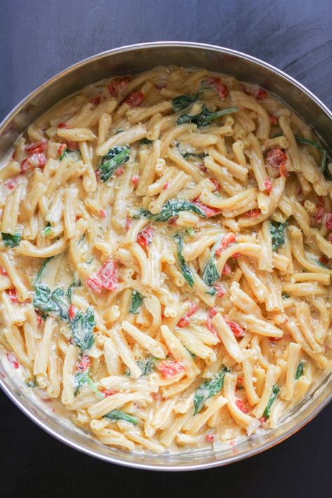 Roasted Red Pepper Alfredo, Roasted Red Peppers Recipes, School Dinner Recipes, Monday Dinner, Red Pepper Recipes, Spinach Alfredo, Weekly Menu Plan, Roasted Red Pepper Pasta, Red Pepper Pasta