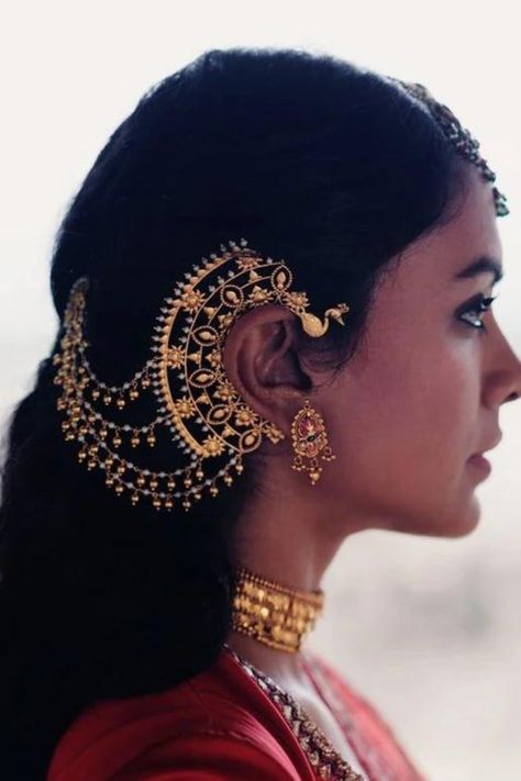 Presenting you unique & latest ear cuffe designs for brides & bridesmaids. Check out the latest wedding ideas & hire best wedding vendors at weddingbazaar.com #weddingbazaarn#indianwedding #earcuffdiy #earcuffnopeircing #earcuffgoldindian #earcuffelf #earcuffchain #earcuffgold #earcuffwire #earcuffbutterfly #earcufffeather #earcuffleaf #earcuffdiamond #earcuffsilver #earcuffcyrstal #earcufftattoo Indian Body Jewelry, Indian Earcuffs, Gold Ear Cuff Indian Jewelry, South Asian Earrings, Jewellery Shoot Indian, Gold Ear Cuff Earrings Indian, Ear Cuffs Gold Indian, Vintage Indian Jewelry, Indian Bridal Jewelry