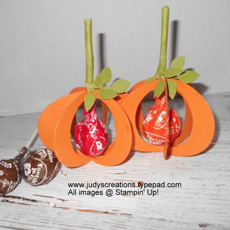 Tootsie Pop pumpkins - love!!! Tootsie Pop Crafts, Tootsie Pop Ideas, Fall Candy Crafts, Diy Coworker Gifts, Lollipop Crafts, Fav Teacher, Halloween Craft Treats, Pumpkin Holders, Tootsie Pops