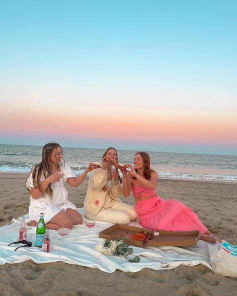 Picnic, beach picnic, summer, Summer 2023, girls, bffs Beach Picnic Foods, Ocean Pastel, Picnic Pictures, Sunset Picnic, Picnic Summer, Beach Instagram Pictures, Sunset Girl, Pastel Sunset, Picnic Birthday