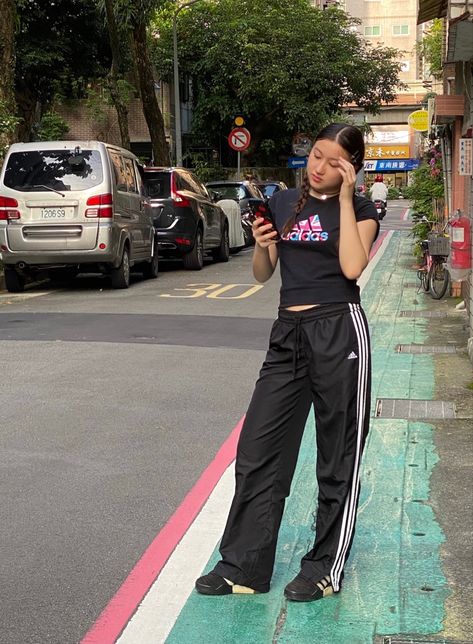 Black Adidas Joggers Outfit, Adidas Trackpant Outfit Street Styles, Black Adidas Track Pants Outfit, Black Track Pants Outfit Women, Trackpants Adidas Outfit, Adidas Joggers Outfit Women, Black Adidas Pants Outfits, Black Track Pants Outfit, Red Joggers Outfit