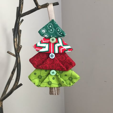 Folded Christmas Tree Ornament, Free Christmas Tree Patterns Free Printable, Free Christmas Tree Pattern, Fabric Christmas Decorations, Sewn Christmas Ornaments, Christmas Decorations Sewing, Christmas Fabric Crafts, Christmas Sewing Projects, Fabric Tree