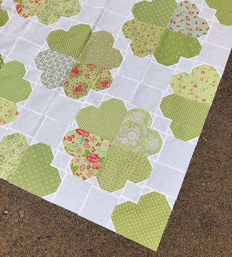 Irish Quilt, Spool Quilt, History Of Quilting, Flower Quilts, Holiday Quilts, Green Quilt, Star Quilt Patterns, Heart Quilt, Scrappy Quilts