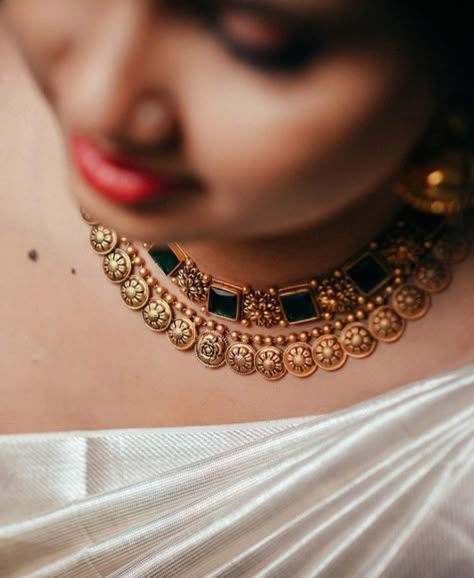 Sleek Gold Necklace Indian, Simple Necklace Designs, Engagement Necklace, Unique Wedding Jewelry, Indian Wedding Jewelry Sets, Neck Pieces Jewelry, Saree Jewellery, Fancy Jewelry Necklace, Indian Bridal Jewelry Sets