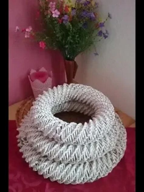 Hier zeige ich euch wie ihr euch einen Kranz aus Zeitungspapier Basteln könnt für Weihnachten, Ostern usw Crochet Scarf, Knitted Scarf, Crochet, Quick Saves