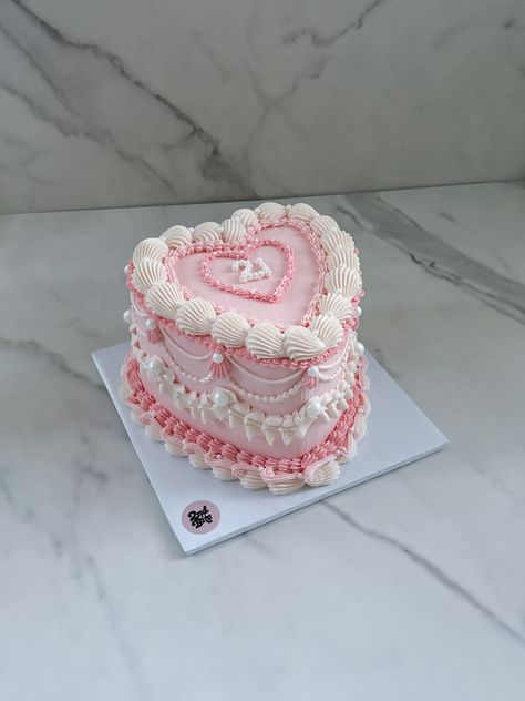 pink vintage heart cake with pearls and glitter “21” Heart Cake With Pearls, Vintage Heart Cake Pink, Pink Vintage Heart Cake, Purple And White Cake, Pink Glitter Cake, Pink Vintage Cake, Cake With Pearls, Retro Cakes, Pink Heart Cake