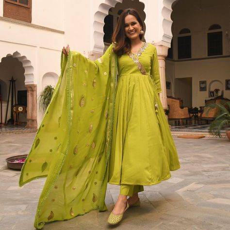 Plain Anarkali, Green Kurti, Trendy Suits, Matching Jewellery, Parrot Green, Embroidered Suit, Simple Kurti Designs, Long Dress Design, Traditional Indian Outfits