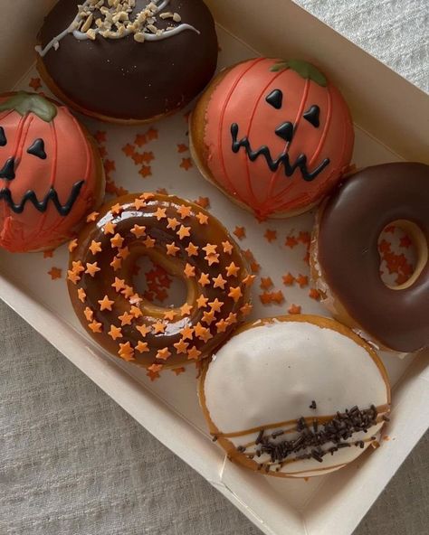 Halloween Sleepover, Halloween Donuts, Halloween Baking, Wallpaper Halloween, Pumpkin Spice Season, Think Food, Halloween Snacks, Samhain, Hocus Pocus