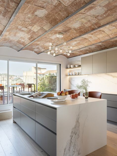 Barcelona Apartment Interior Design, Barcelona Apartment Aesthetic, Barcelona Penthouse, Barcelona Kitchen, Condo Kitchens, Penthouse Kitchen, Eixample Barcelona, Spain House, Ceiling Details