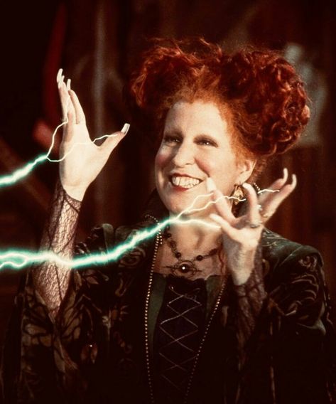 Winifred Sanderson Hocus Pocus Hermanas Sanderson, The Fall Movie, Hocus Pocus 1993, Hocus Pocus Movie, Winifred Sanderson, Hocus Pocus Witches, Halloween Songs, Halloween Hocus Pocus, Scary Facts