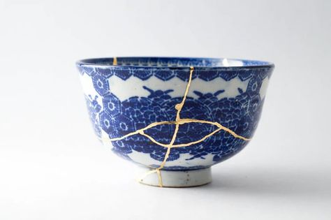 Kintsugi is an ancient Japanese technique of preparing precious ceramics using gold. Porcelain is valuable, in part, because it is fragile. It is delicate and thus weak. The Japanese have appreciated porcelain for centuries and, although they have surely been careful, tea pots have been broken.  What does one do when a Japanese Broken Pottery, Japanese Pottery Kintsugi, Japanese Kintsugi, Japanese Rice Bowl, Kintsugi Art, Year 9, Japanese Rice, Pottery Crafts, Botanic Gardens