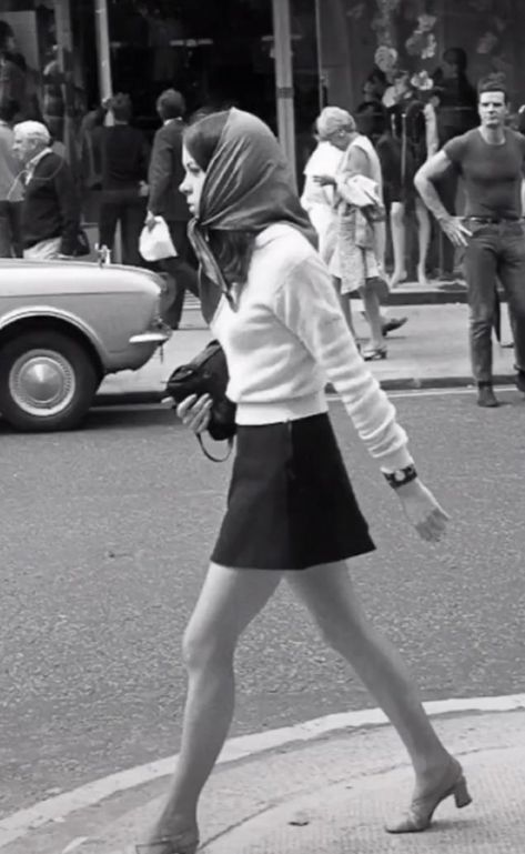 Beatnik Style, French Aesthetic, French New Wave, 60s 70s Fashion, People Walking, 60s Fashion, 가을 패션, The 70s, French Girl