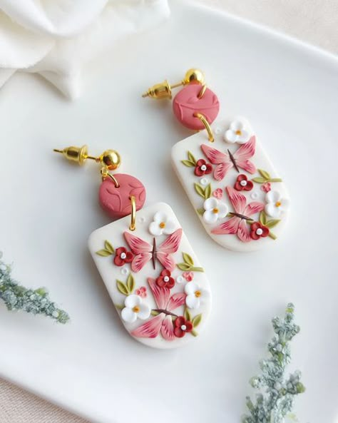 Abi_and_Clay on Instagram: "🌷Mini Butterflies🌷 Love this new shape from @babyclaycutters . . . . . . . . . #polymerclayearrings #clayart #claylove #newstyle #winter2022 #style #etsy #etsyireland #floralearrings #butterfly #butterflyearrings #miniature #handmadewithlove #madeinireland #smallirishbusiness #crafters #creating #makersmovement #irishdesign #irishartist #myfimo #fimostaedtler #earringslover #earrings" Polymer Clay Butterfly Earrings, Butterfly Clay Earrings, Butterfly Arch, Polymer Clay Butterfly, Polymer Clay Embroidery, Mini Butterfly, Polymer Clay Flower Jewelry, Diy Earrings Polymer Clay, Polymer Clay Jewelry Tutorials