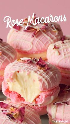 Pink Stuff Dessert, Flavored Macarons, Valentine Macaron Flavors, Rose Macarons, Pink Macaroons Aesthetic, Pink Macaron Flavors, Aesthetic Food Macaroon, Kue Macaroon, Resepi Biskut