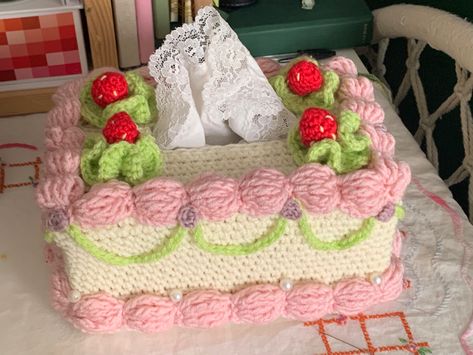 Cake Tissue Box Crochet, Crochet Cake, Crochet Box, Crochet Fairy, Quick Crochet Patterns, Crochet Business, Crochet Design Pattern, Kawaii Crochet, Crochet Inspo