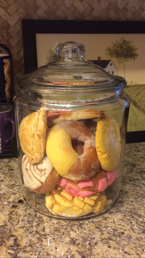 Pan Dulce Jar (Khloe Kardashian cookie jar) 2 Gallon Cookie Jars Diy, Cookie Jar Ideas, Cookie Jar Gifts, Food Storage Ideas, Glass Cookie Jars, Apartment Stuff, Pantry Ideas, Meals In A Jar, Jar Diy