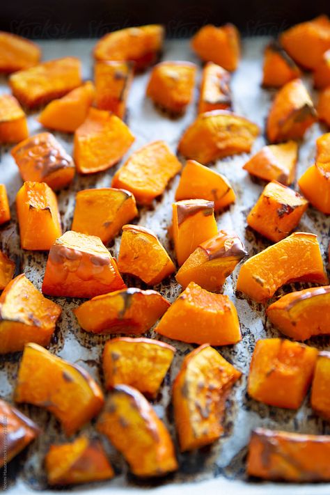 Pumpkin pieces roasted in the oven Oven Roasted Pumpkin, Butternut Squash Oven, Pumpkin Sweet Potato Soup, Squash In Oven, Butternut Squash Recipes Roasted, Persimmon Recipes, Roast Pumpkin Soup, Cut Butternut Squash, Spooky Christmas