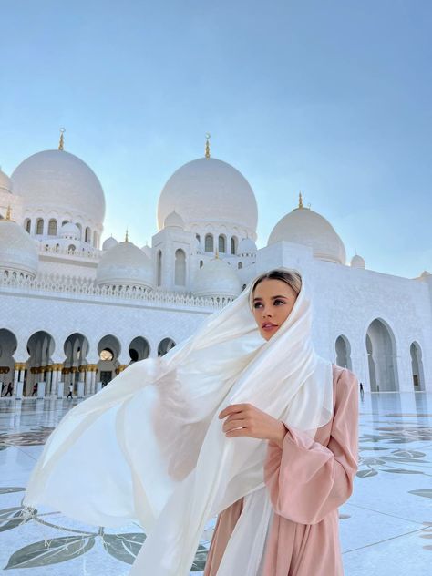 Dubai Photoshoot, Dubai Outfit, Abu Dhabi Travel, Morocco Fashion, Dubai Attractions, Dubai Outfits, Dubai International Airport, Dubai Holidays, Dubai Vacation