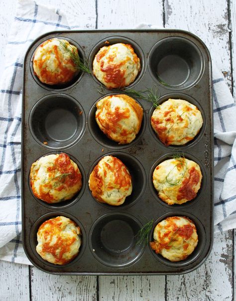 Cheddar Dill Muffins. Hotel makes these and I cannot get enough of them! Cheddar Dill Muffins, Salty Muffins Recipes, Dill Buns, Dill Muffins, Salty Cupcakes, Salty Muffins, Muffin Healthy, Food Savory, Breakfast Cheese