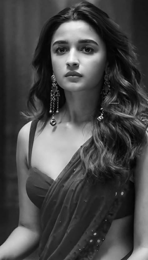 Saree Convocation, Indian Celebrity Portraits, Alia Bhatt Sketch, Indian Celebrity Portraits Drawing, Indian Celebrity Drawings, Mobile Background, Saree Photos, Actress Without Makeup, Black Saree