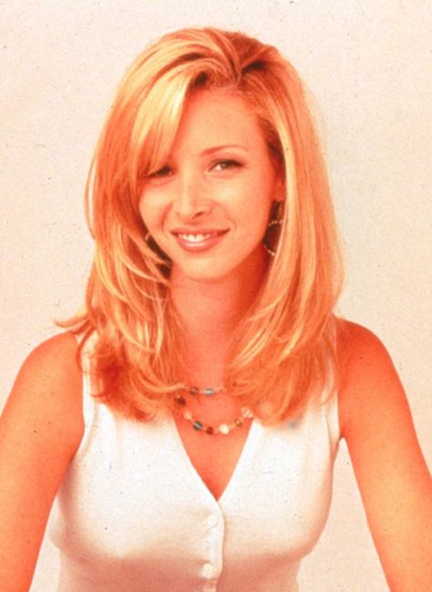 1997: Women in the 1990s took hair tips from their ‘Friends,’ including Lisa Kudrow. Now Hairstyles, 1990s Hairstyles, 1990s Hair, Mother Of The Bride Hairdos, Hairstyle With Bangs, Short Hairstyles Over 50, Journal Business, Lisa Kudrow, Haircut Styles For Women