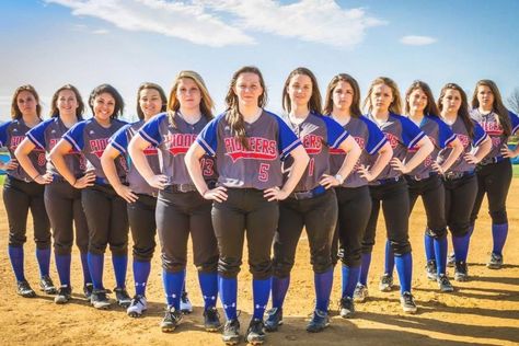 Softball Photoshoot Ideas, Softball Photoshoot, Softball Team Photos, Kenzie Kay, Softball Poses, Team Picture Poses, Softball Team Pictures, Sports Shoot, Soccer Team Photos