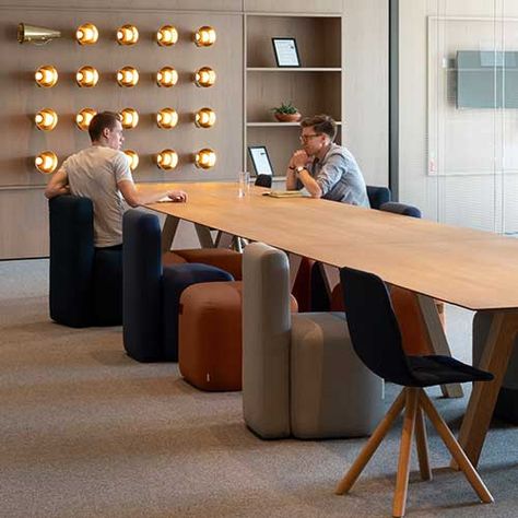 Collaboration Room Office Spaces, Collaborative Spaces Workspaces, Collaboration Spaces In Offices, Modern Co Working Space Design, Communal Office Space Ideas, Workplace Design Collaborative Space, Amenity Space Design, Google Office Design, Meeting Space Design