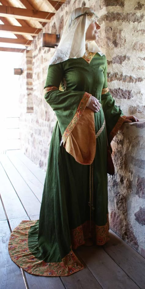 12th Century Dress, 12th Century Clothing, Sca Costumes, Female Pirate Costume, Medieval Party, Medieval Gown, Medieval Garb, Medieval Woman, Medieval Clothes